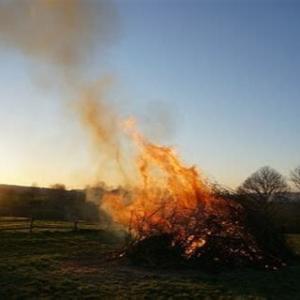 ❌Umschichten des Ostfeuers- Ein wichtiger Schutz für die Tiere❌

Wir haben ein schönes Brauchtum das Osterfeuer. Damit es nicht zur Todesfalle für Tiere wird, bitten wir dringend darum das aufgeschichtete Holz- und Reisighaufen umzuschichten. Viele Tiere wie Igel, Mäuse oder Vögel suchen dort gerne Unterschlupf und nutzen sie als Schlaf oder Nistplatz. Nur durch das Umschichten des Osterfeuers kurz vordem abbrennen stellt sicher das sich dort keine Tiere mehr befinden.
📌Bitte denkt an unsere tierischen Mitbewohner und schützt sie durch rechtzeitiges Umschichten! Damit unser Spaß nicht zur Feuerhölle für die Tiere wird.📌
