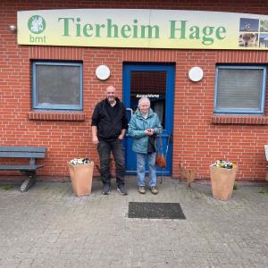 Am Mittwoch durften wir uns über eine tolle Spende freuen.
Frau B. aus Hage feierte Anfang April Ihren stolzen 90 zigsten Geburtstag. Sie hatte nur einen Wunsch wenn jemand Ihr was schenken möchte dann eine Spende für unser bmt Tierheim Hage.
Am Mittwoch hat sie uns dann 500 Euro überreichen können 🥰 und wir konnten ein schönes Gespräch mit Frau B. führen.
Vielen Lieben Dank das hat uns wirklich gerührt, Frau B. hat ein großes Herz für die Tiere und sie hofft das sich viele ein Beispiel an Ihrer Aktion nehmen... eine tolle Frau ❤️